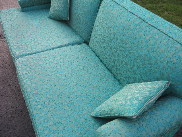 50s-sofa-in-an-awesome-aquamarine
