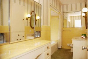 I am sure you all are happy to see a YELLOW bathroom!