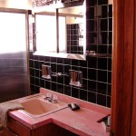 midcent-keiths-pink-bathroom