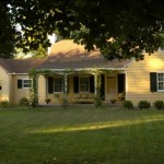 yellow-colonial-home-with-honeysuckle-vines