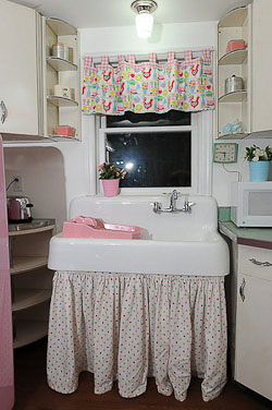 Kitchen Renovation Pictures on Farmhouse Kitchen Sink For A Retro Kitchen