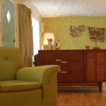 living-room-with-gold-vein-mirror-tiles
