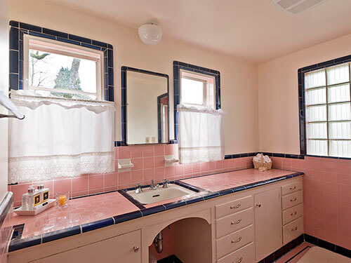 Five vintage pastel bathrooms in this lovely 1942 capsule house ...