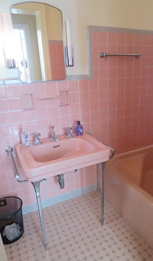 pink-and-grey-vintage-bathroom