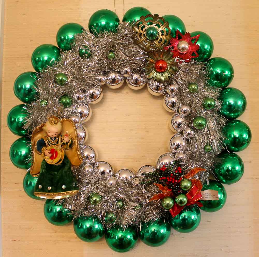 Our tutorial and 30+ tips to make your own vintage Christmas ornament wreath - Retro Renovation