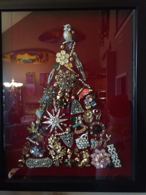 christmas-tree-made-from-old-pins-brooches