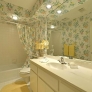 retro-80s-wallpapered-bathroom