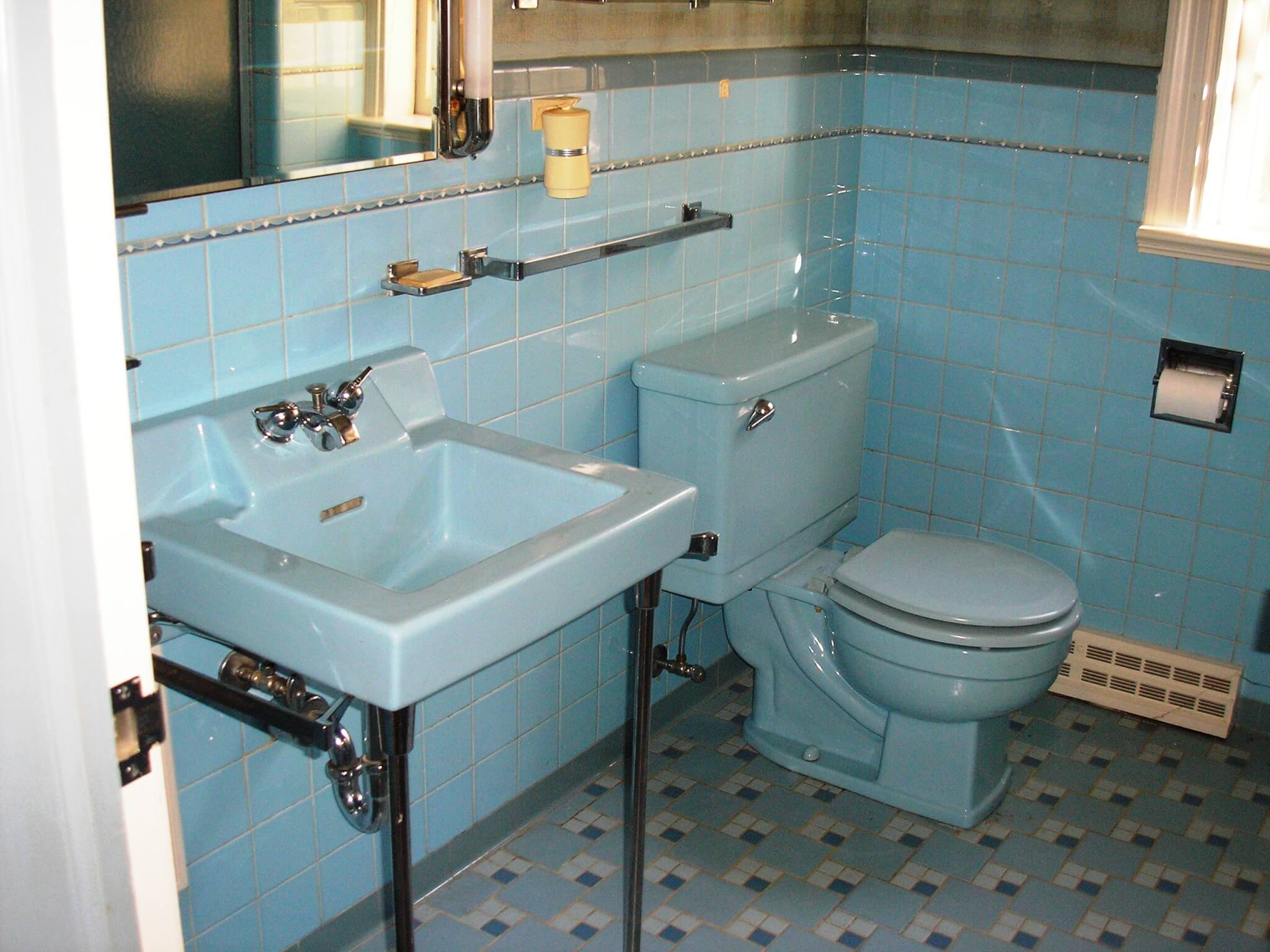 Alice\'s blue 50s bathroom
