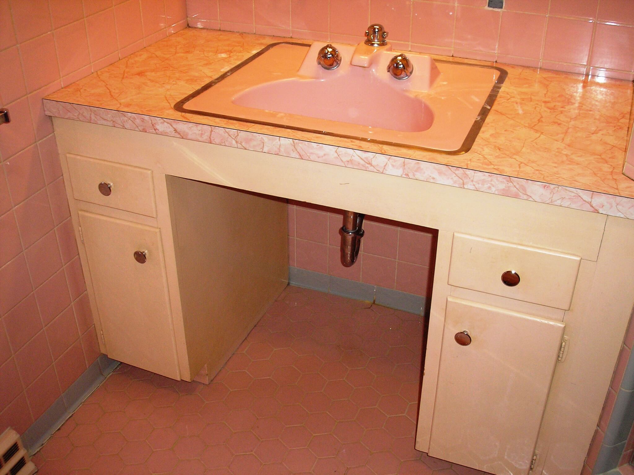 Alice\'s pink 50s bathroom