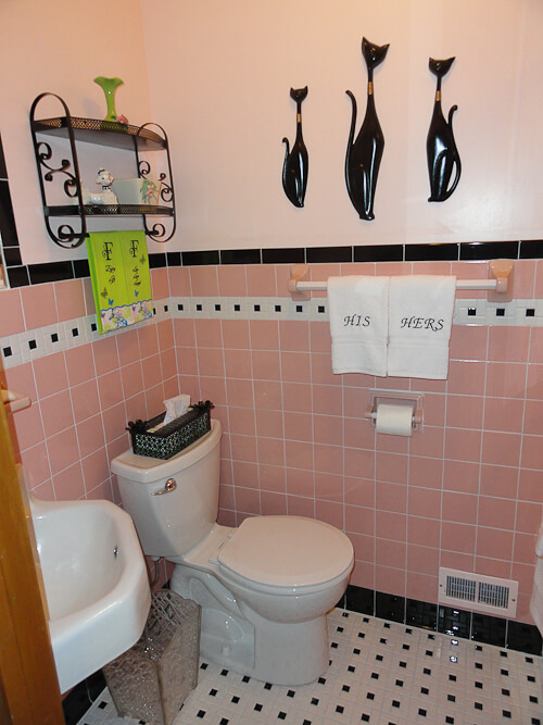 Janice adds a 1950s pink bathroom to her mid century house ...