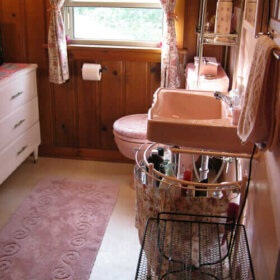 lynnes knotty pine pink bathroom