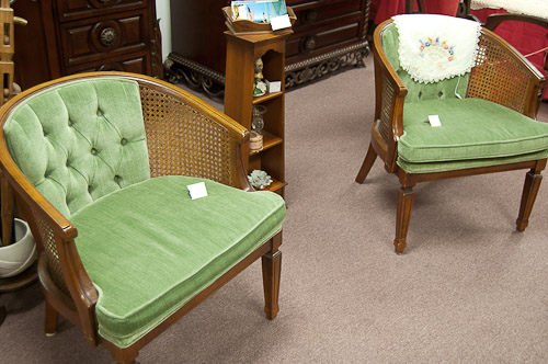green cushion chair