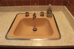 retro peach sink with hudee ring