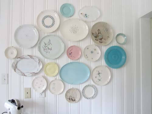 vintage-plates-on-wall vintage-plates-on-wall