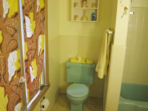 vintage retro yellow-and-mint-green tile bathroom