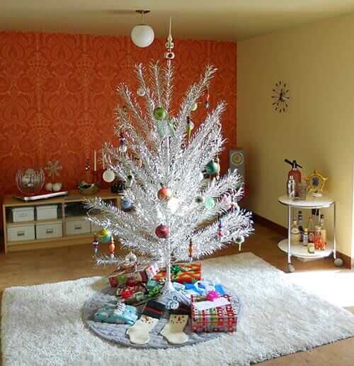 6 Places To Find Aluminum Christmas Trees Vintage And Reproduction Retro Renovation - Vintage Christmas Decorations Value