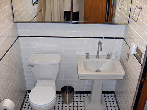 vintage-black-and-white-tile-bathroom