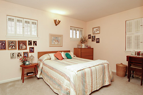 Mid-century-bedroom-with-louvered-shutters