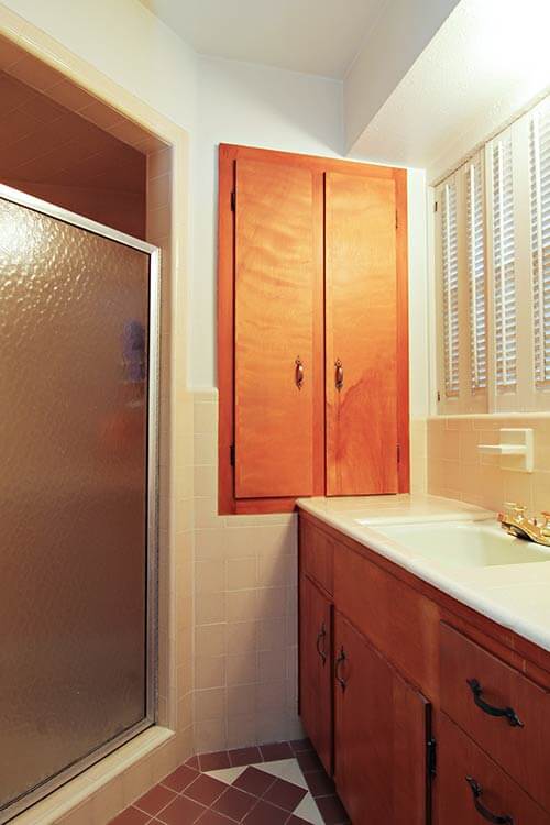mid-cenutry-bathroom-with-built-in-cabinet