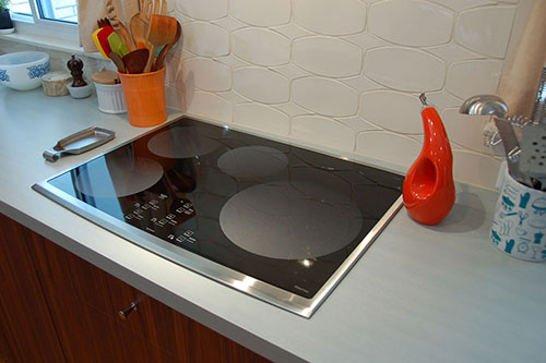 modern-cooktop-in-mid-century-kitchen