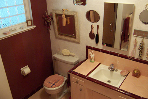 retro-peach-and-mauve-ceramic-tile-bathroom-mid-century