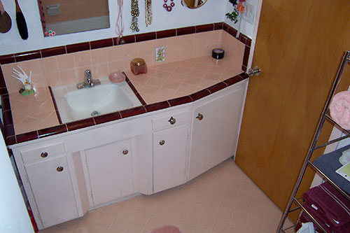vintage-ceramic-tile-bathroom-vanity-top-peach-and-mauve