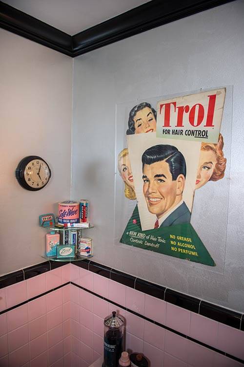 vintage-pink-bathroom-decor