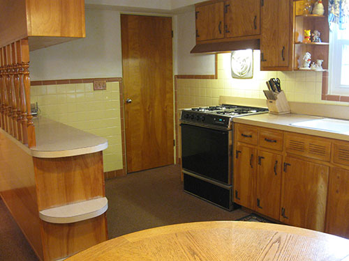 retro decorating ideas for yellow brown kitchen