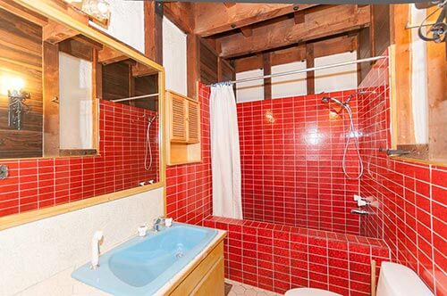1970s-red-tile-bathroom