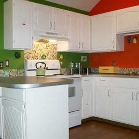 retro-mod-kitchen-colorful