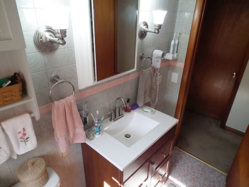 pink-and-grey-retro-plastic-tiled-bathroom