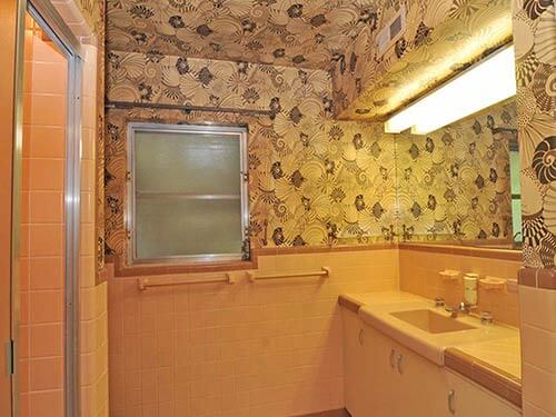 vintage-peach-tile-bathroom