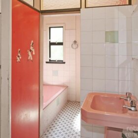 retro-pink-poodle-bathroom