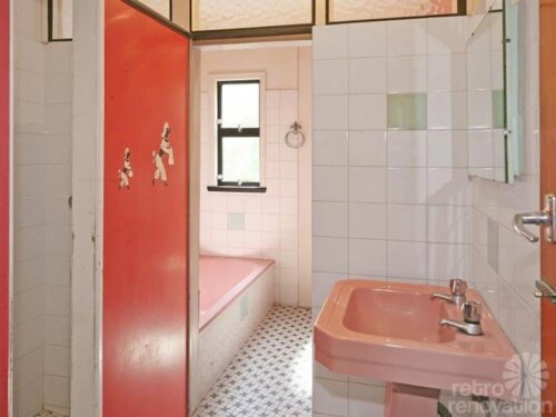 retro-pink-poodle-bathroom