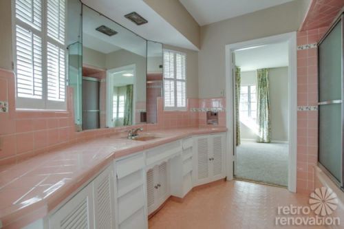 pink-ceramic-tile-vintage-bathroom