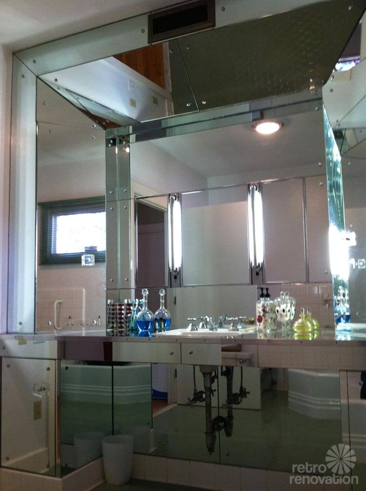 miirrored bathroom vanity