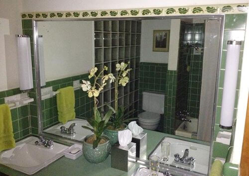 green-and-white-vintage-bathroom