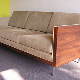 retro-style-boxy-sofa-futurama
