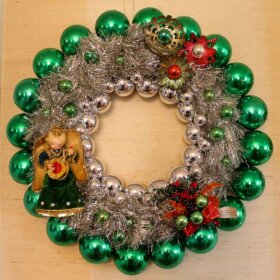 easy vintage chrismas ornament wreath
