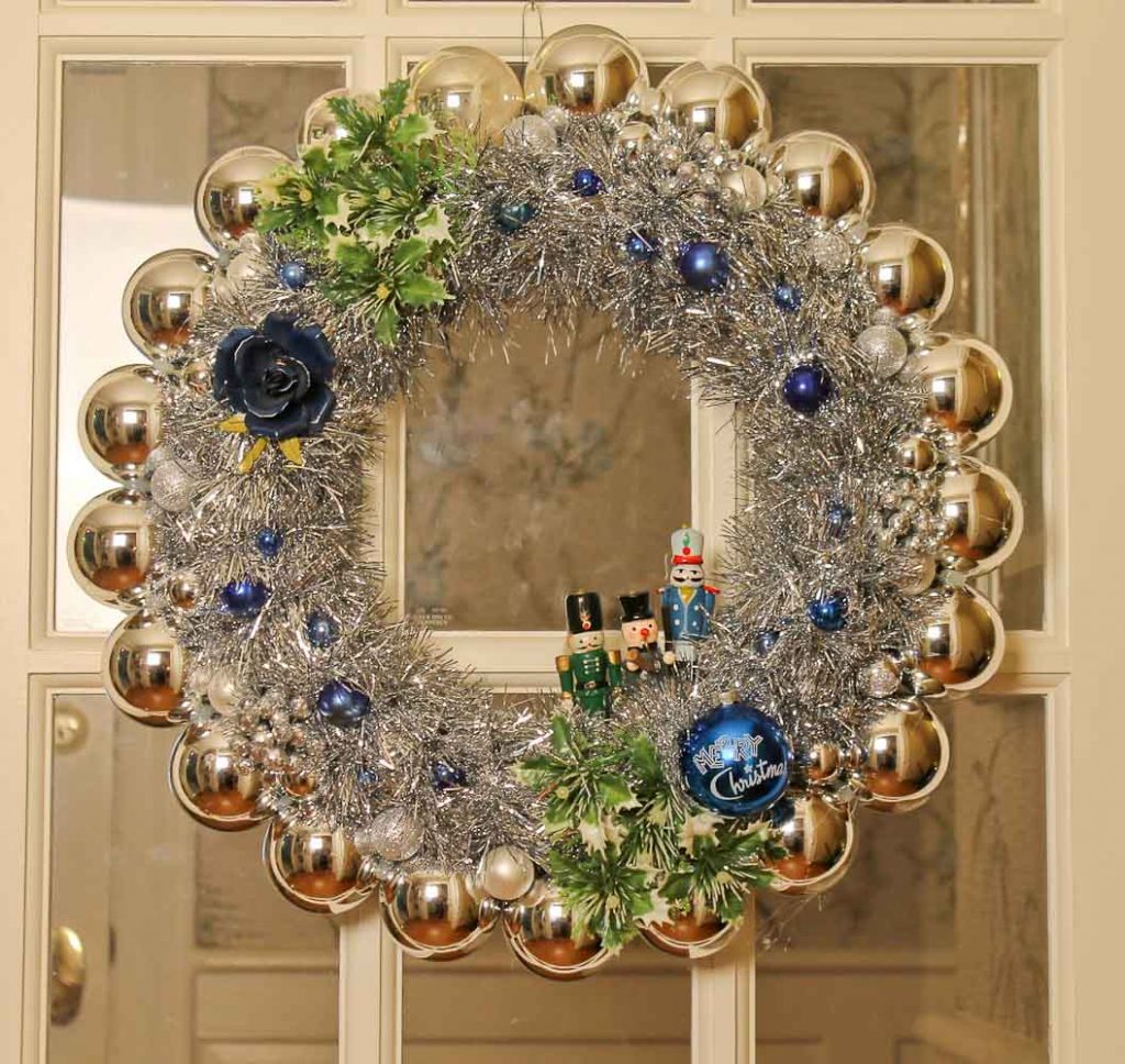 super easy christmas ornament wreath