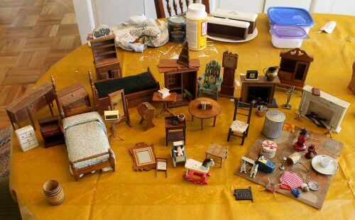 And... the smaller scale furniture -- no question, 1:12 -- that came with the dollhouse.