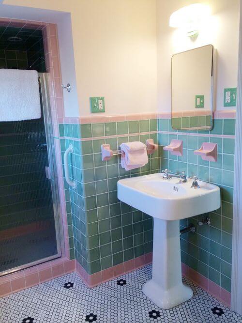 vintage green and pink bathroom