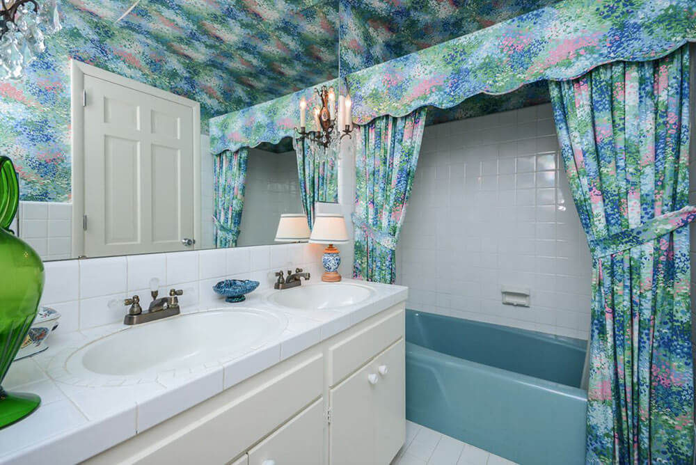 bathroom with wallpaper on the ceiling and matching shower curtains