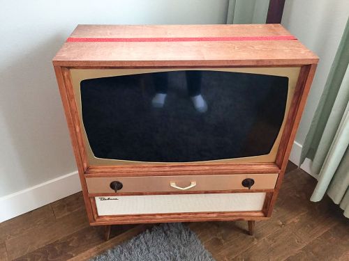DIY cabinet to hold flatscreen tv