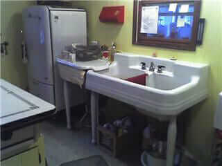 farmhouse kitchen sink in kitchen
