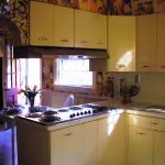 Alice\'s yellow Geneva kitchen