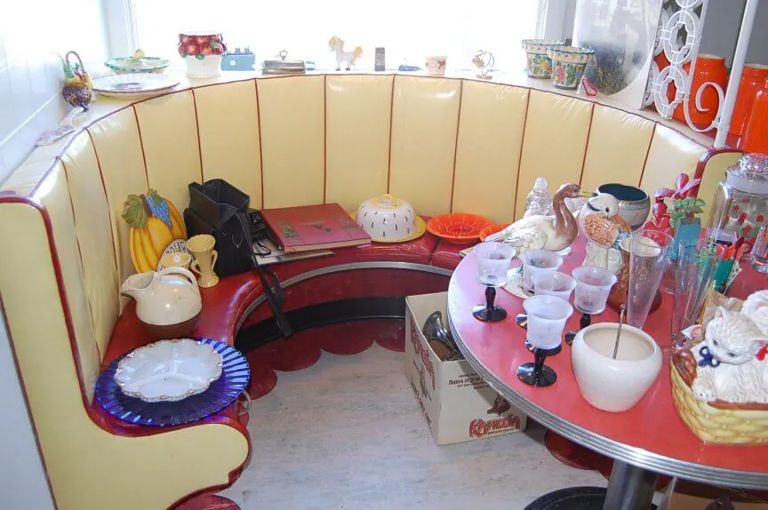 40s kitchen yellow and red built-in dinette dsc_0479