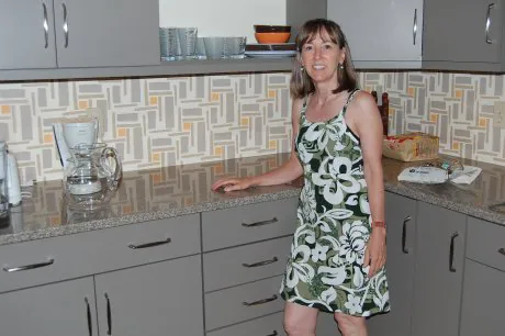 retro-renovation-kitchen-in-gray-laminate retro-renovation-kitchen-in-gray-laminate