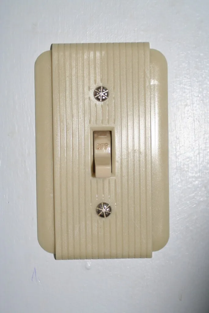 vintage-wallplate2 vintage-wallplate2