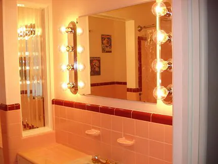 pink-bathroom-mirror-and-fluted-glass-partition